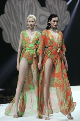 Siêu mẫu Hà Anh diện bikini mướt mát, trình diễn chặt chém cùng Minh Triệu trên sàn runway Ảnh 13