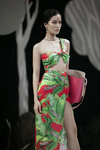 Siêu mẫu Hà Anh diện bikini mướt mát, trình diễn chặt chém cùng Minh Triệu trên sàn runway Ảnh 14