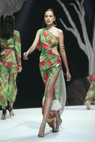 Siêu mẫu Hà Anh diện bikini mướt mát, trình diễn chặt chém cùng Minh Triệu trên sàn runway Ảnh 15