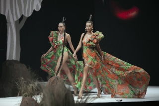 Siêu mẫu Hà Anh diện bikini mướt mát, trình diễn chặt chém cùng Minh Triệu trên sàn runway Ảnh 3