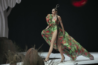 Siêu mẫu Hà Anh diện bikini mướt mát, trình diễn chặt chém cùng Minh Triệu trên sàn runway Ảnh 4