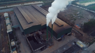 Hai cột khói từ nhà máy xử lý rác thải sinh hoạt tại xã Việt Hồng đang xả ra môi trường.