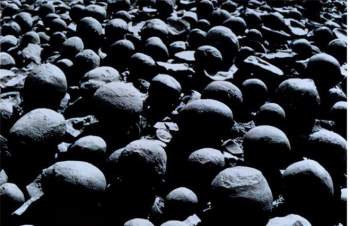 Hàng trăm quả cầu đá bí ẩn xuất hiện ở ngọn núi Tân Cương: Giới khoa học càng hoang mang khi bổ đôi chúng ra! - Ảnh 3.