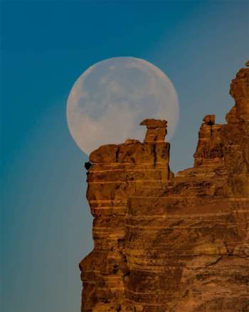 Hình ảnh siêu thực về mặt trăng khổng lồ trong sa mạc - Ảnh 7.
