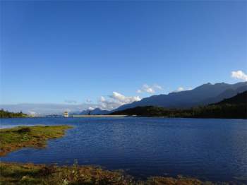 Hồ nằm ở độ cao 2.100m so với mực nước biển. Ảnh: Hậu Nguyễn.