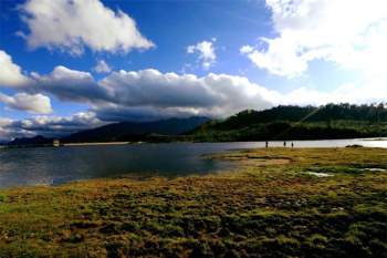Hồ Thác Bạc nhận nhiêm vụ cung cấp nước cho thác Bạc để mùa khô hạn địa danh này không bị thiếu nước. Ảnh: Đỗ Trọng Nguyên.