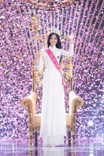 Hoa hậu Đỗ Thị Hà bị fan chê sắc vóc đời thực không sáng như trên sân khấu Ảnh 7