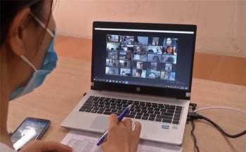 Học sinh lớp 12 ở Hà Nội hoàn thành khảo sát trực tuyến - Ảnh 1.