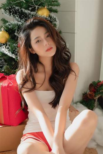 Hot girl giống diễn viên nổi tiếng Thái Lan khoe ảnh gợi cảm đón Giáng sinh - 4