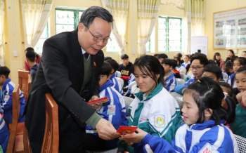 Phó Chủ tịch Quốc hội Phùng Quốc Hiển tặng quà Tết tại Yên Bái -0