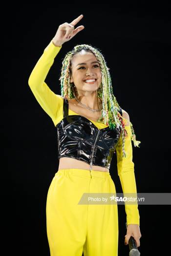 MC Phí Linh, DJ Trang Moon làm tóc màu sắc, 'sáng rực' tại vòng Hồi sinh King Of Rap Ảnh 2