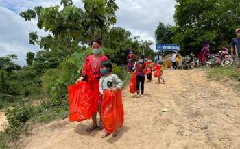 Trao quà cho 2.441 trẻ trong khu vực phong tỏa xã Si Pa Phìn -0