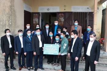 Thứ trưởng Đỗ Xuân Tuyên thăm hỏi nhân viên y tế bị Tu vong khi tham gia chống dịch