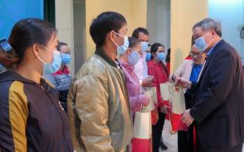 Đồng chí Nguyễn Hòa Bình dự và trao quà tại Chương trình “Tết sum vầy” tại Phú Yên -0
