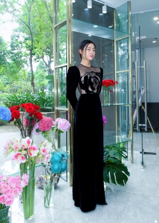 Hoa hậu Lương Thùy Linh lần đầu úp mở vòng 1 táo bạo đến thế Ảnh 1