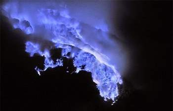 Ngọn lửa xanh kỳ lạ trong hồ núi lửa Kawah Ijen 