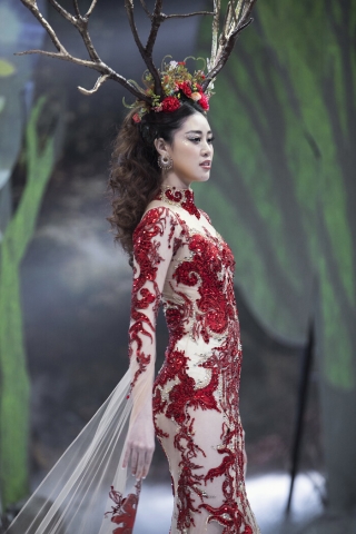 Hoa hậu Khánh Vân mang sừng hươu, Lan Khuê hóa nữ thần cùng nhau quét sạch sàn diễn Ảnh 3