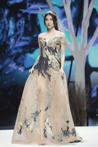 Hoa hậu Khánh Vân mang sừng hươu, Lan Khuê hóa nữ thần cùng nhau quét sạch sàn diễn Ảnh 10