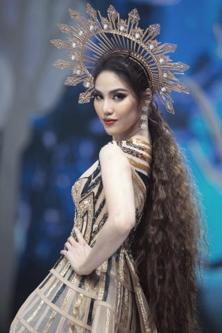 Hoa hậu Khánh Vân mang sừng hươu, Lan Khuê hóa nữ thần cùng nhau quét sạch sàn diễn Ảnh 6