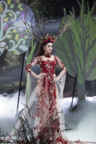 Hoa hậu Khánh Vân mang sừng hươu, Lan Khuê hóa nữ thần cùng nhau quét sạch sàn diễn Ảnh 2