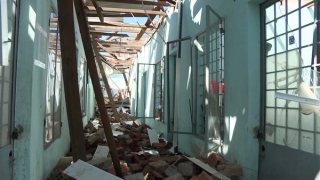 Khu phẫu thuật của TTYT Mộ Đức - Quảng Ngãi bị tan hoang sau bão số 9.
