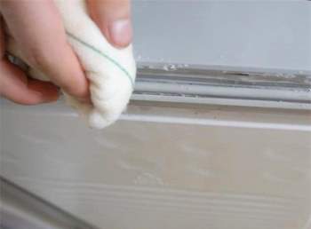 Làm sạch bong gioăng tủ lạnh bằng mẹo cực đơn giản, vừa nhàn vừa dễ đánh tan vi khuẩn - Ảnh 4.