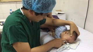 Bác sĩ BV Nhi TW hướng dẫn cách chăm sóc trẻ bị viêm mũi họng.