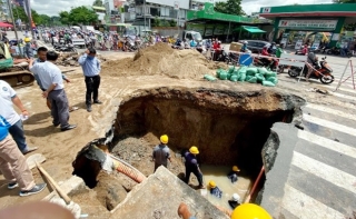 Lộ nguyên nhân “hố tử thần” khổng lồ xuất hiện ở Sài Gòn sau trận mưa lớn - 1