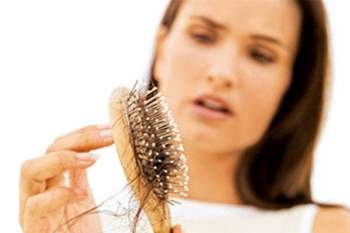 Lý do người bệnh ung thư thường bị rụng tóc khi điều trị?