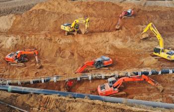 11月2日，工人在河北省唐山市丰润区常庄镇境内的中俄东线天然气管道工程（长岭-永清）穿越唐遵铁路工地施工（无人机照片）。