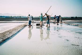 Hàng năm, cánh đồng muối Long Điền còn đón lượng lớn khách du lịch tới tham quan, trải nghiệm. Ảnh: Nguyễn Hoàng Phi.