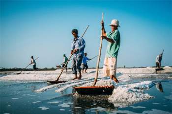 Dịp cuối tuần, du khách từ những vùng lân cận thường đổ xô tới đây. Ảnh: Nguyễn Hoàng Phi.