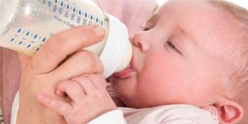 Mẹ cần lưu ý gì khi bổ sung sữa công thức cho con lúc mới sinh?
