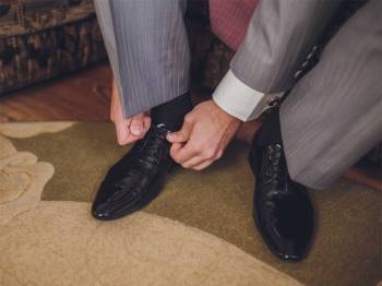 Khử mùi từ giày dép cũng là cách giúp khử mùi hôi chân dễ dàng hơn
