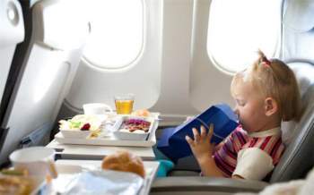 Mẹo hay giúp trẻ không quấy khóc trên máy bay