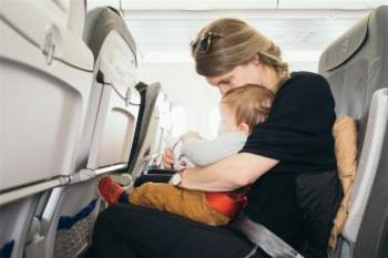 Mẹo hay giúp trẻ không quấy khóc trên máy bay