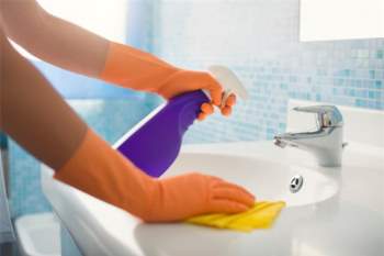 Phun dấm vào bề mặt cần tẩy rửa là mẹo làm sạch nhà tắm khá hiệu quả