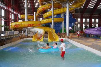 Hệ thống bể bơi trượt nước tại Mikazuki Water Park 365