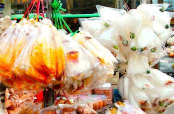 Mối nguy hại của bánh tráng trộn bán tràn lan ngoài cổng trường