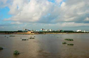 Sông là nơi vận chuyển hàng hóa đường thủy quan trọng của một số tỉnh miền Bắc. Ảnh: Thanh Sơn HP.