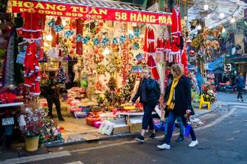 Ngắm nhìn “siêu chợ” Hàng Mã lên đèn đón Giáng Sinh, lung linh chẳng kém gì Châu Âu - 2