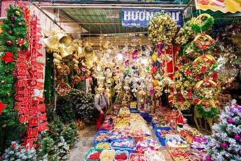 Ngắm nhìn “siêu chợ” Hàng Mã lên đèn đón Giáng Sinh, lung linh chẳng kém gì Châu Âu - 9
