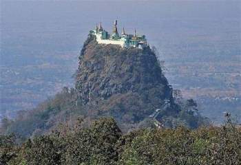 Chùa Taung Kalat (Myanmar): Xây dựng trên miệng núi lửa, cao 737m. Du khách leo từ dưới lên, qua 777 bậc thang đá, là có thể tận mắt ngắm nhìn quang cảnh thiên nhiên hùng vĩ nơi đây. 