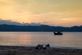 Đảo Hòn Lớn nằm trong vịnh Phong Vân, thuộc địa phận huyện Vạn Ninh, tỉnh Khánh Hòa. Ảnh: Xuân Tiến.