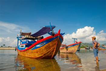 Trên đảo có 3 thôn nhỏ, rất thưa dân là thôn Vạn Thạnh, Ninh Tân và Ninh Dao nằm giáp biển ở 3 hướng Tây, Nam và hướng Bắc. Riêng hướng Đông là những vách đá dựng đứng, trong đó có vài bãi biển hoang vắng nhưng tuyệt đẹp. Ảnh: Xuân Tiến.