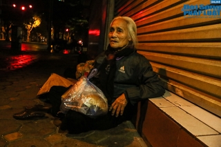 Tiếng thở dài của cụ bà 76 tuổi vô gia cư giữa đêm đông Hà Nội: 