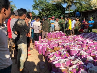 Người dân Hướng Việt nhận hàng cứu trợ.