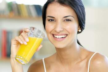 Uống nước cam với Thu*c kháng sinh sẽ làm giảm tác dụng của Thu*c