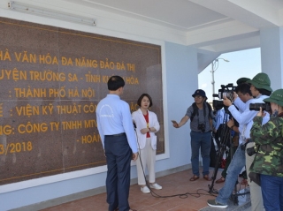 Nhà báo tác nghiệp tại Trường Sa.