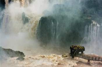 Thác Iguazu nhìn từ phía Brazil